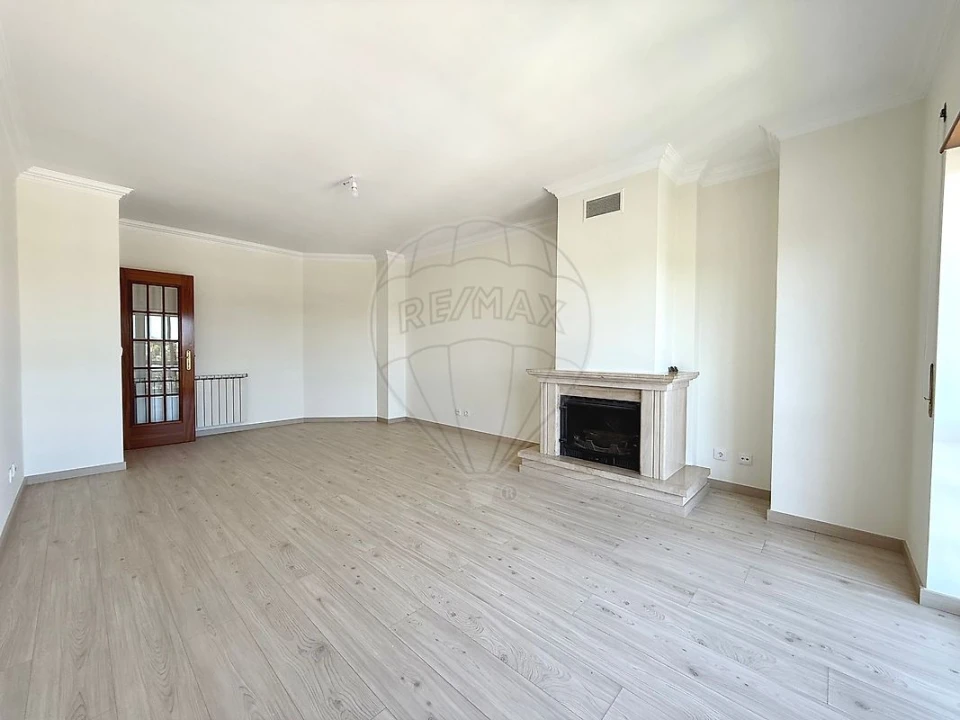 Apartamento T2 para Arrendamento em Santa Maria, São Pedro e Matacães Foto 10