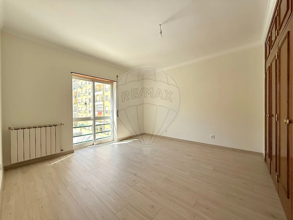 Apartamento T2 para Arrendamento em Santa Maria, São Pedro e Matacães Foto 5