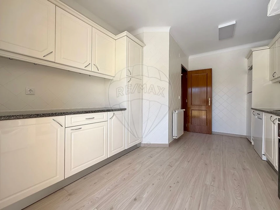 Apartamento T2 para Arrendamento em Santa Maria, São Pedro e Matacães Foto 7