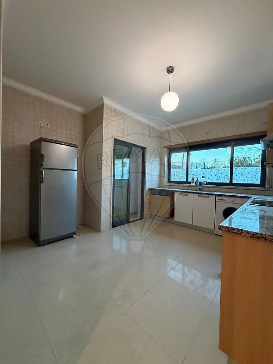 Apartamento T1 para Arrendamento em Santa Maria, São Pedro e Matacães Foto 3