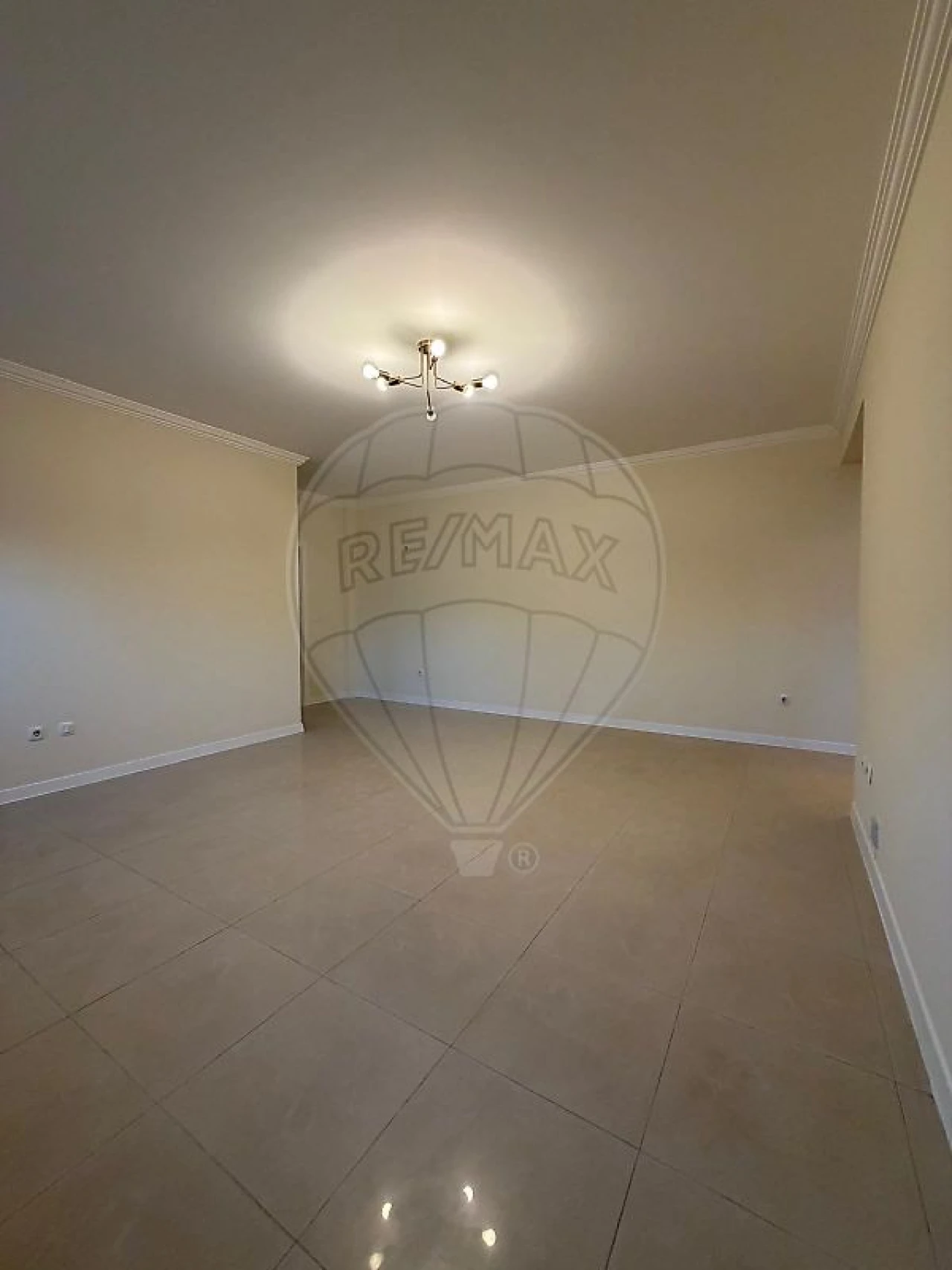 Apartamento T1 para Arrendamento em Santa Maria, São Pedro e Matacães Foto 2