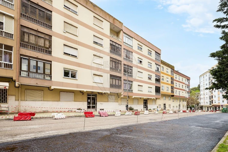 Apartamento T2 para Venda em Queluz e Belas Foto 1