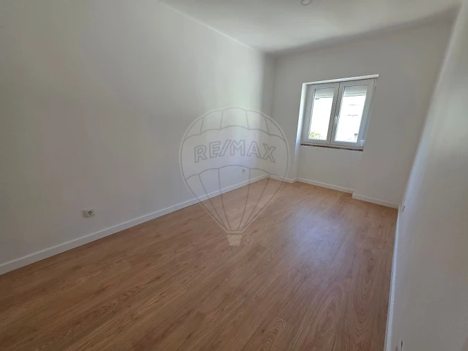 Apartamento T2 para Arrendamento em Venteira Foto 3