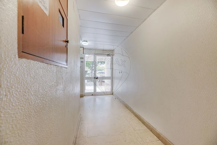 Apartamento T2 para Venda em Benfica Foto 2