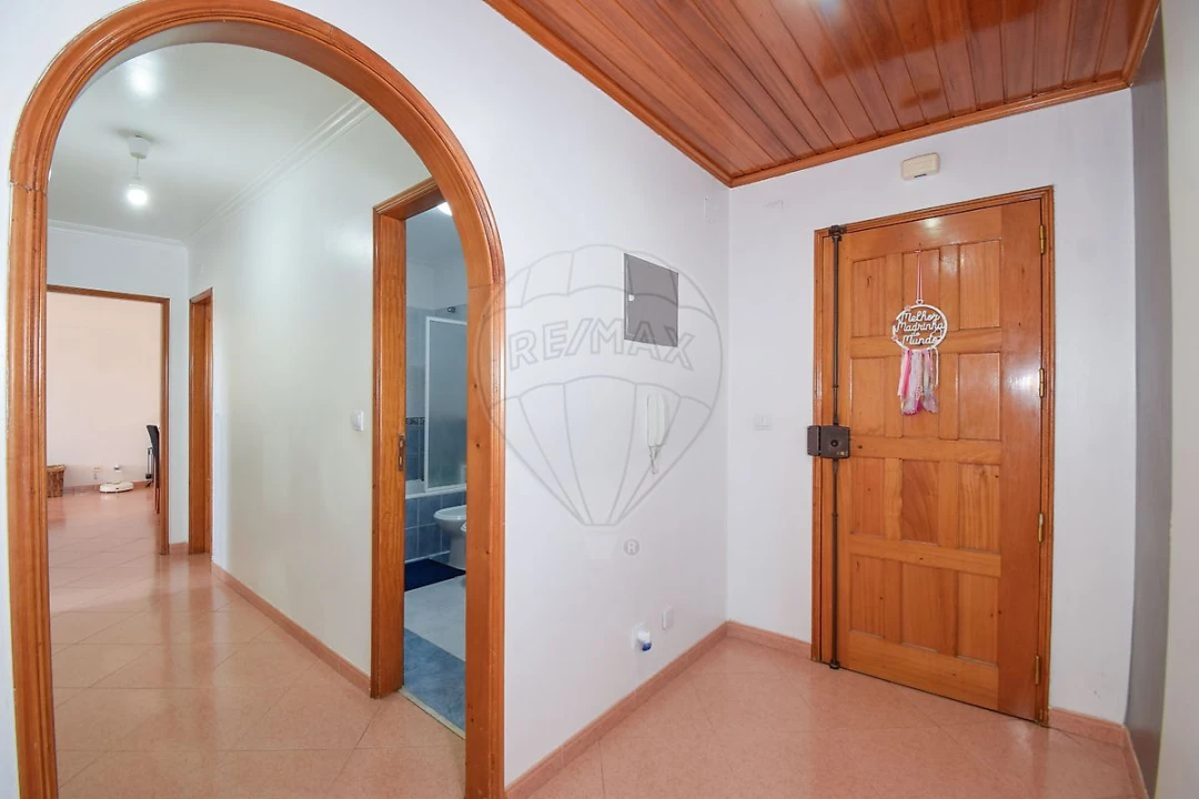 Apartamento T2 para Venda em Rio de Mouro Foto 3