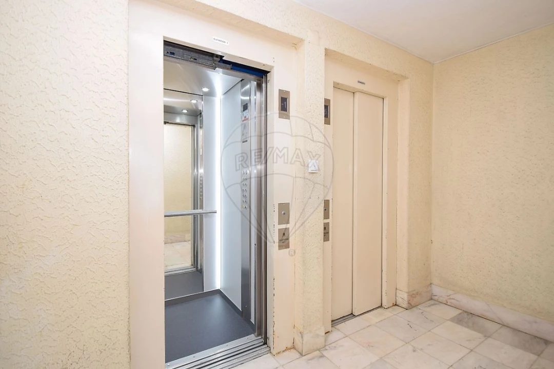 Apartamento T2 para Venda em Rio de Mouro Foto 2