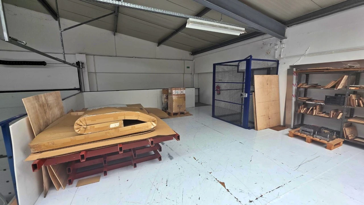 Armazém para Arrendamento em Milheiros Foto 5