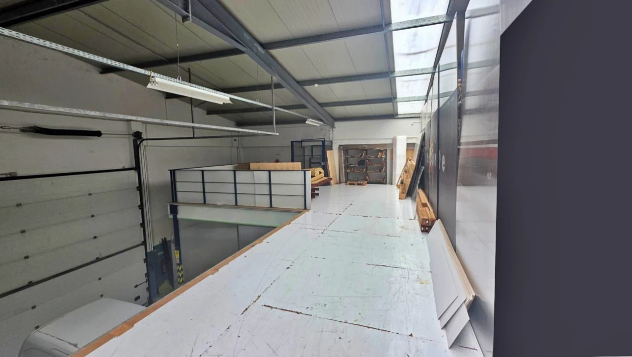 Armazém para Arrendamento em Milheiros Foto 6