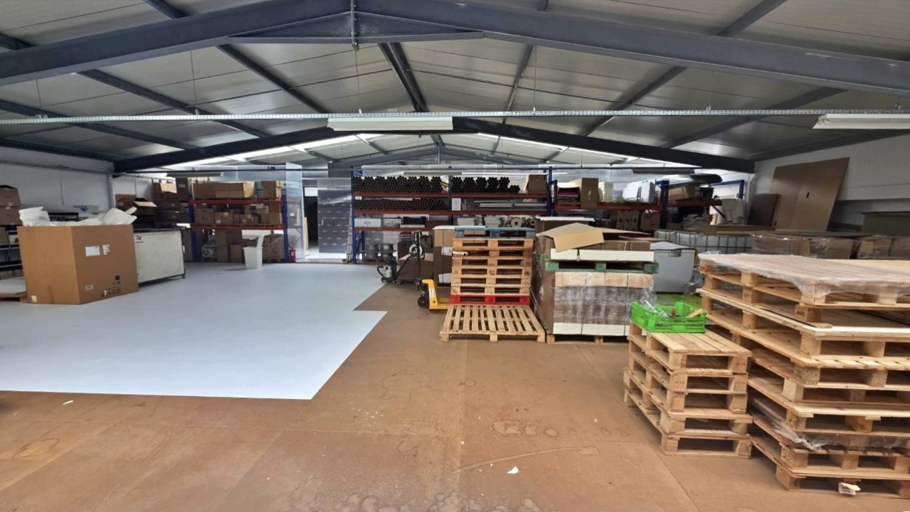 Armazém para Arrendamento em Milheiros Foto 11