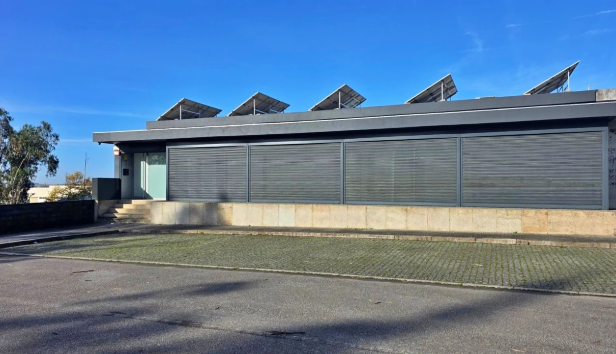 Armazém para Arrendamento em Milheiros Foto 2