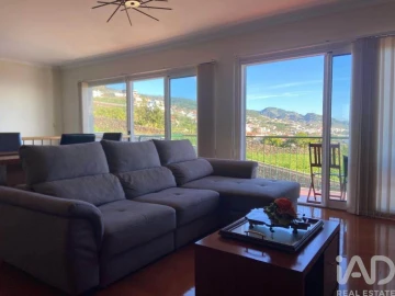 Moradia T4 para Venda em Santa Cruz