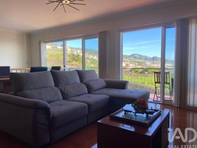 Moradia T4 para Venda em Santa Cruz