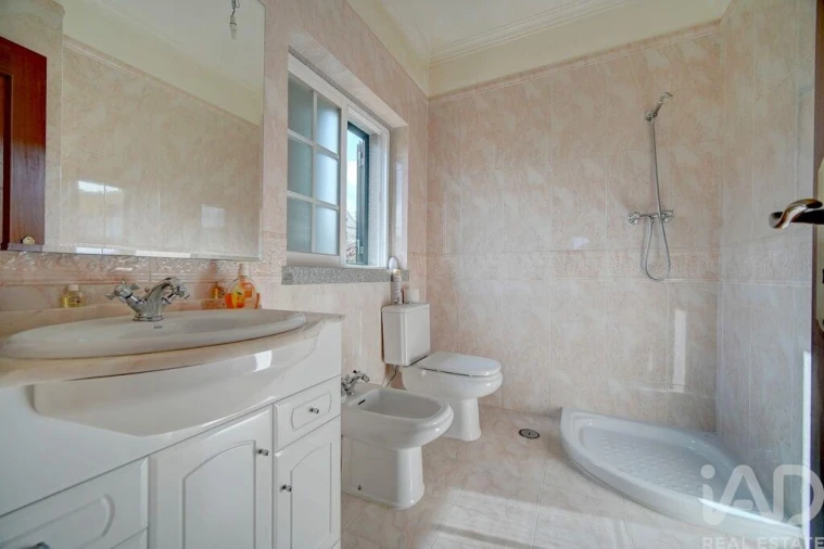 Moradia T4 para Venda em Pontinha e Famões Foto 10