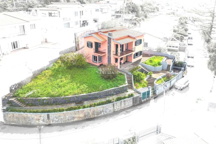 Moradia T4 para Venda em Funchal (Santa Maria Maior) Foto 1