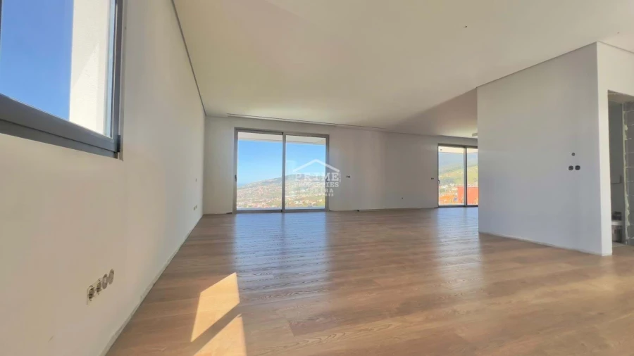 Moradia T2 para Venda em Arco da Calheta Foto 11