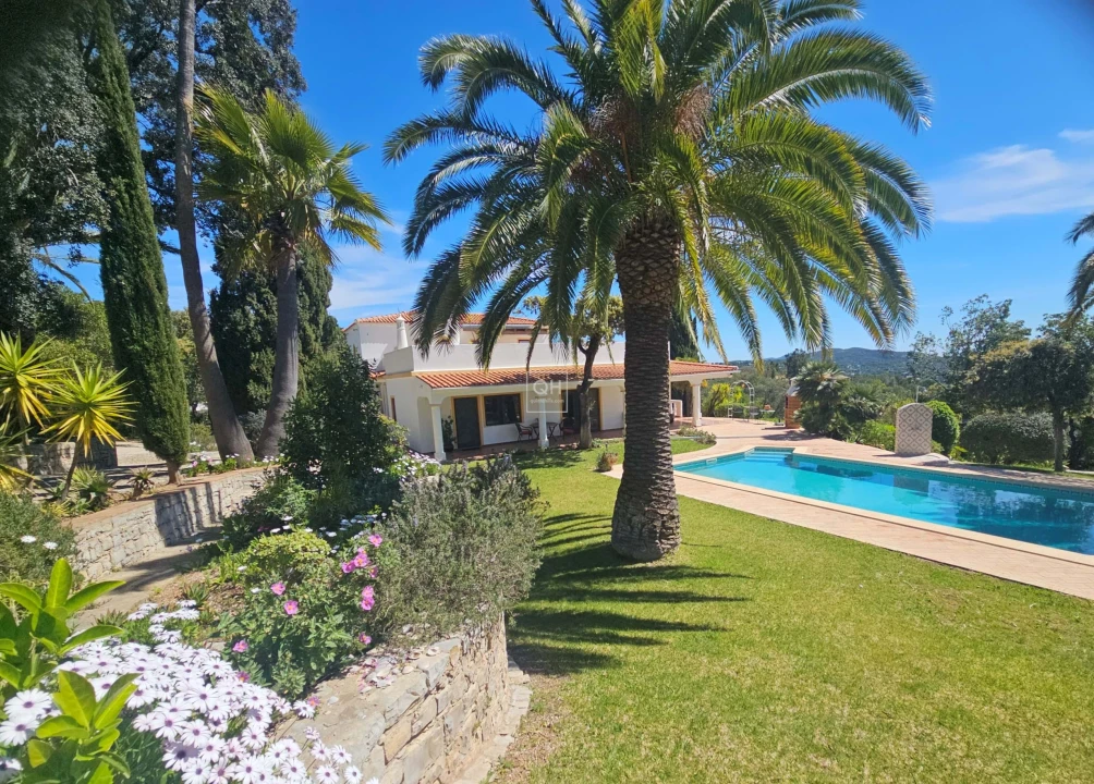 Moradia T4 para Venda em Santa Barbara de Nexe Foto 1