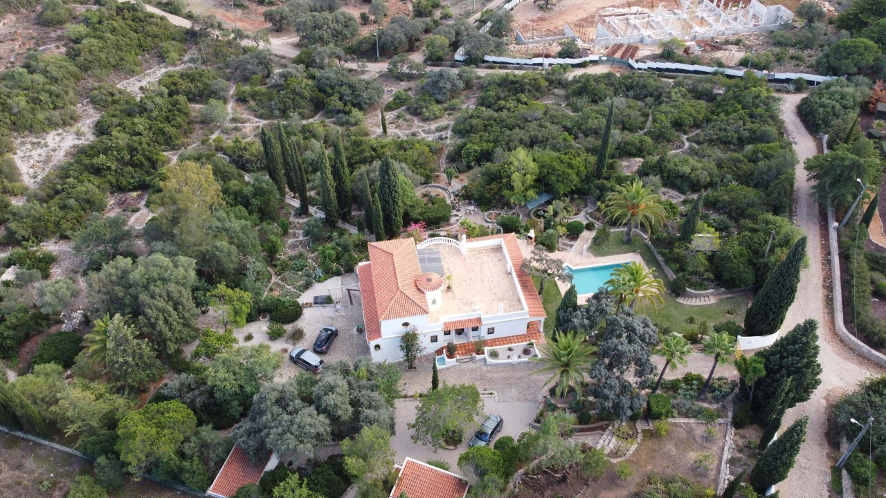 Moradia T4 para Venda em Santa Barbara de Nexe Foto 25