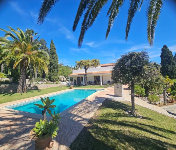 Moradia T4 para Venda em Santa Barbara de Nexe Foto 6