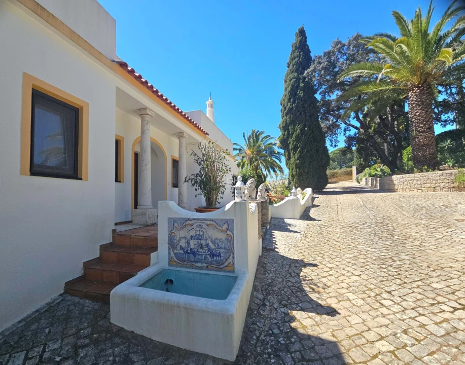 Moradia T4 para Venda em Santa Barbara de Nexe Foto 4