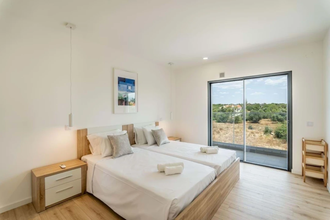 Apartamento T2 para Arrendamento em Ferreiras Foto 3