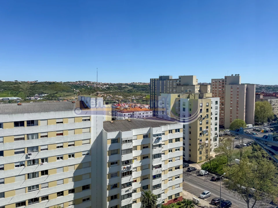 Apartamento T3 para Venda em Santo António dos Cavaleiros e Frielas Foto 5