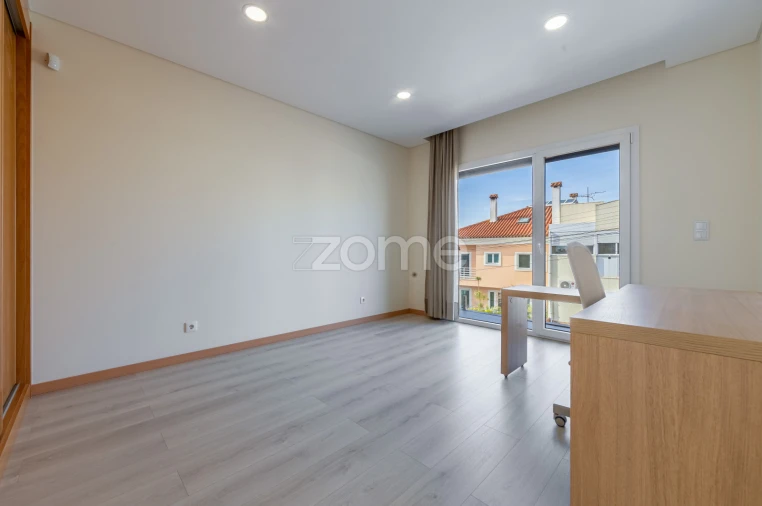 Moradia T3 para Venda em Pontinha e Famões Foto 23