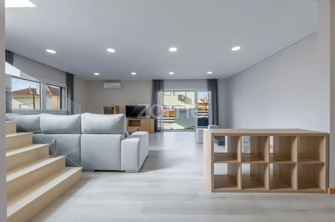 Moradia T3 para Venda em Pontinha e Famões Foto 1