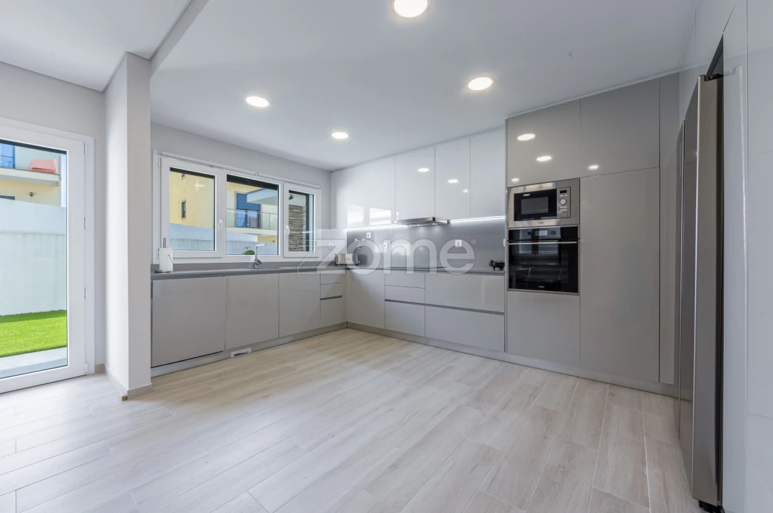 Moradia T3 para Venda em Pontinha e Famões Foto 10