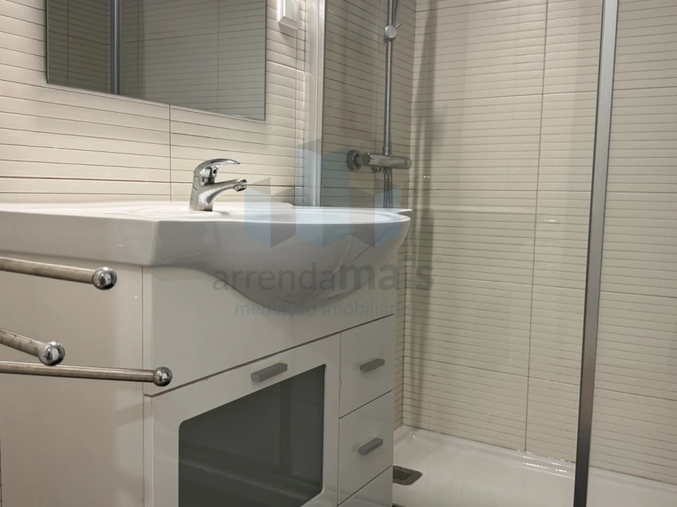 Apartamento T2 para Arrendamento em Sé Nova, Santa Cruz, Almedina e São Bartolomeu Foto 8