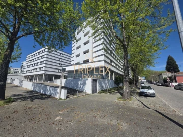 Loja para Arrendamento em Castêlo da Maia