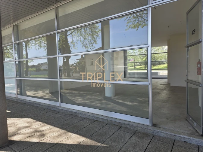 Loja para Arrendamento em Castêlo da Maia