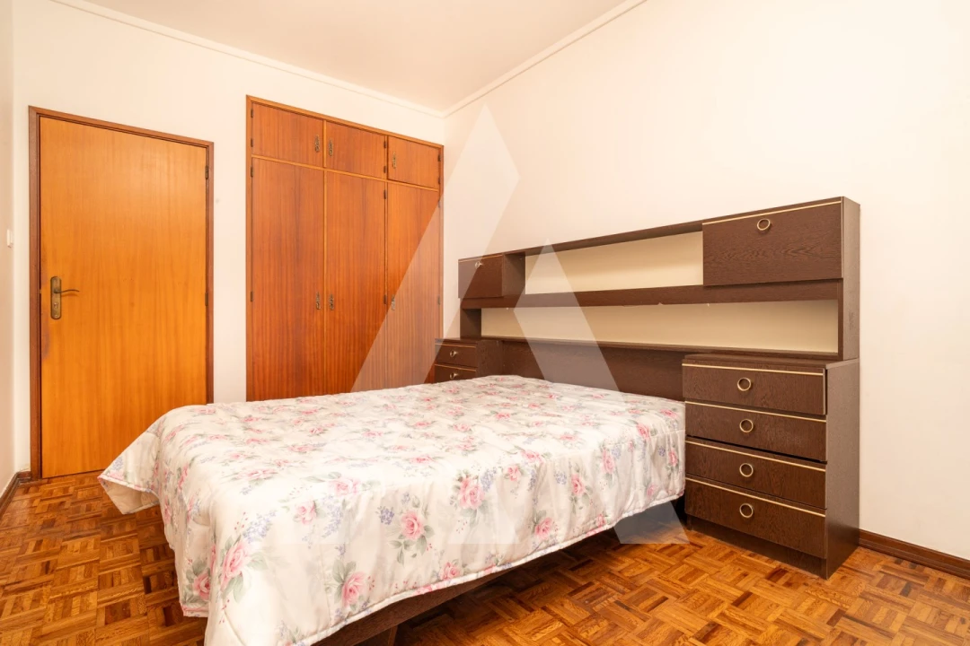 Apartamento T4 para Venda em Santo Antonio dos Olivais Foto 10