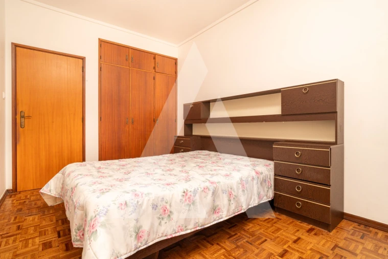 Apartamento T4 para Venda em Santo Antonio dos Olivais Foto 10