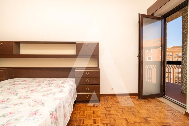 Apartamento T4 para Venda em Santo Antonio dos Olivais Foto 11