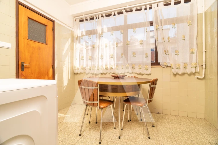 Apartamento T4 para Venda em Santo Antonio dos Olivais Foto 28