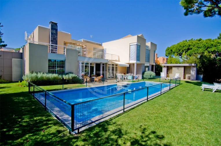 Moradia T6 para Arrendamento férias em Quarteira Foto 1