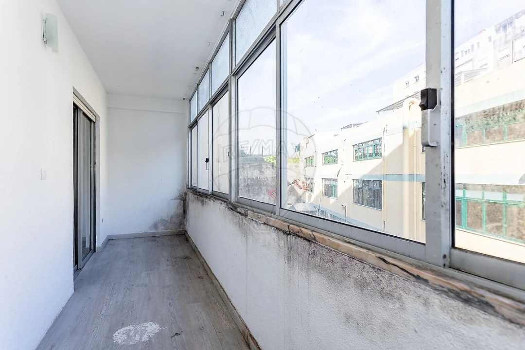 Apartamento T2 para Venda em Pontinha e Famões Foto 3