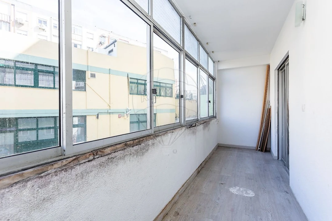 Apartamento T2 para Venda em Pontinha e Famões Foto 5