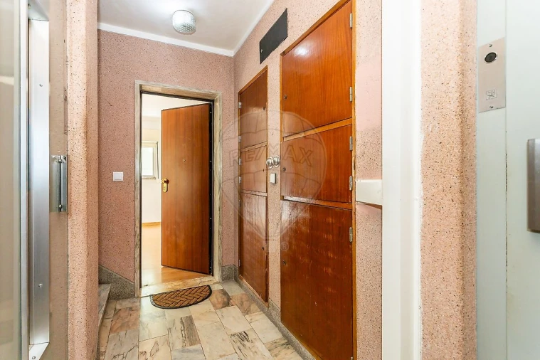 Apartamento T2 para Venda em Pontinha e Famões Foto 13