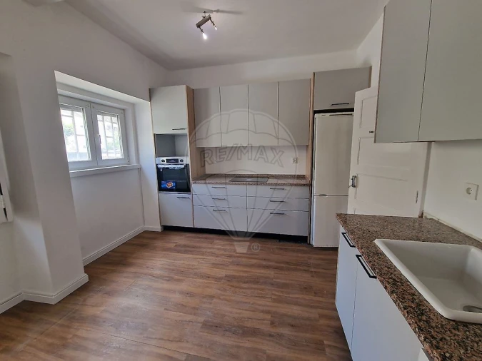 Apartamento T2 para Arrendamento em Alvalade Foto 2