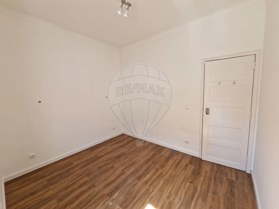 Apartamento T2 para Arrendamento em Alvalade Foto 5
