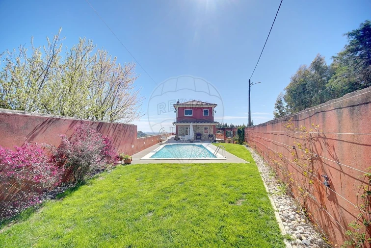 Moradia T4 para Venda em Santo Quintino Foto 4