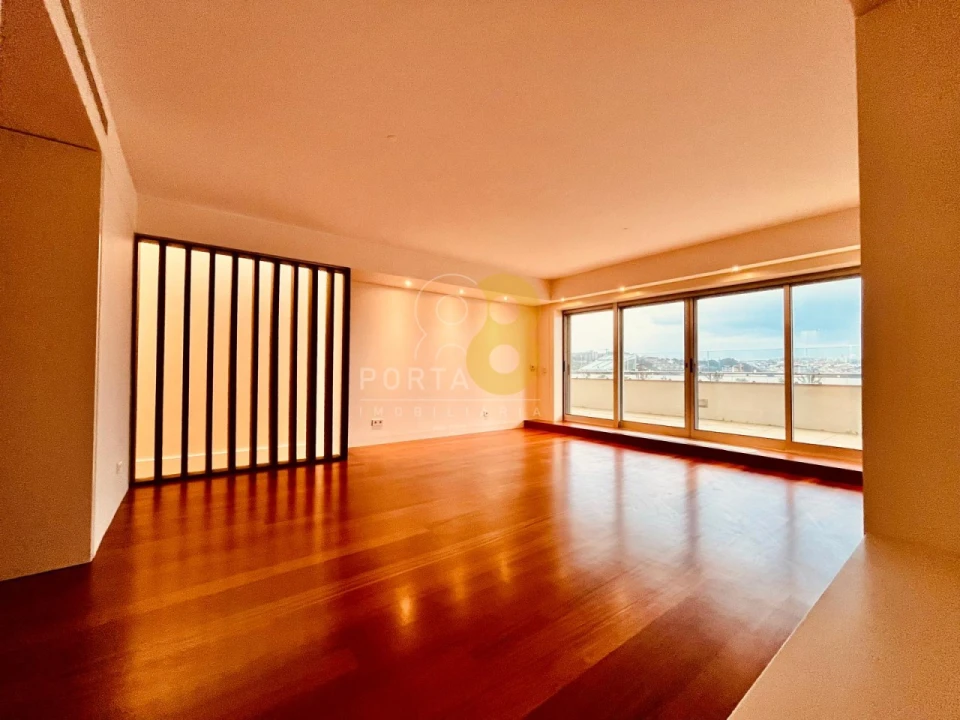 Apartamento T4 para Arrendamento em Lordelo do Ouro e Massarelos Foto 1