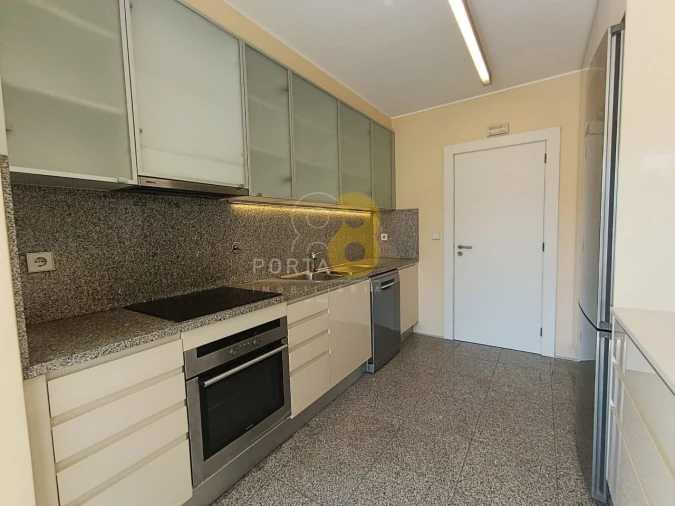 Apartamento T4 para Arrendamento em Lordelo do Ouro e Massarelos Foto 8