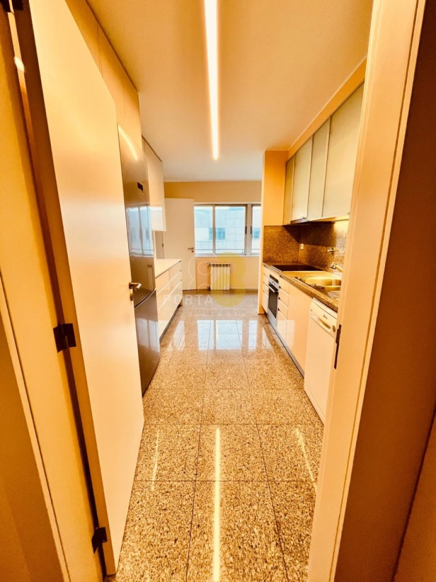 Apartamento T4 para Arrendamento em Lordelo do Ouro e Massarelos Foto 7