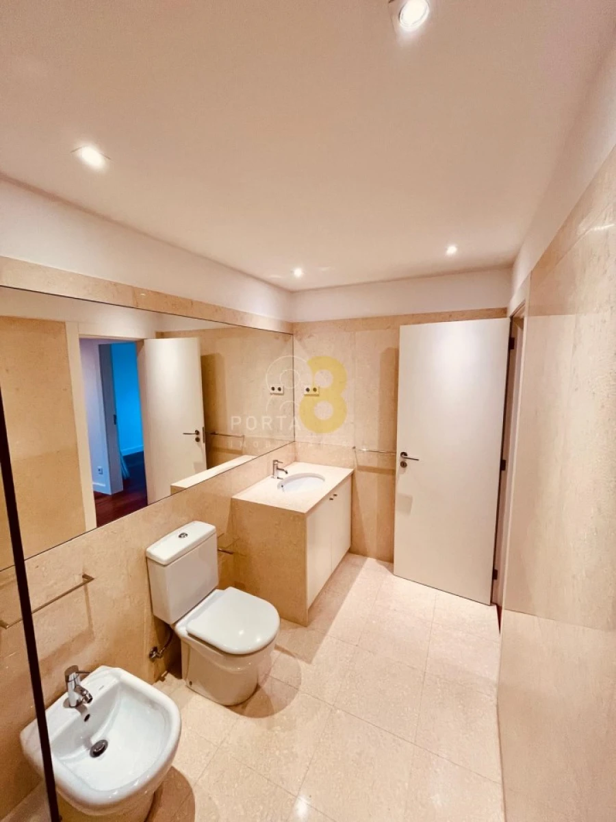 Apartamento T4 para Arrendamento em Lordelo do Ouro e Massarelos Foto 16