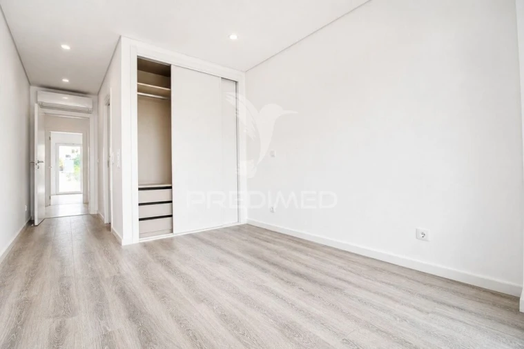 Apartamento T2 para Venda em Charneca de Caparica e Sobreda Foto 14