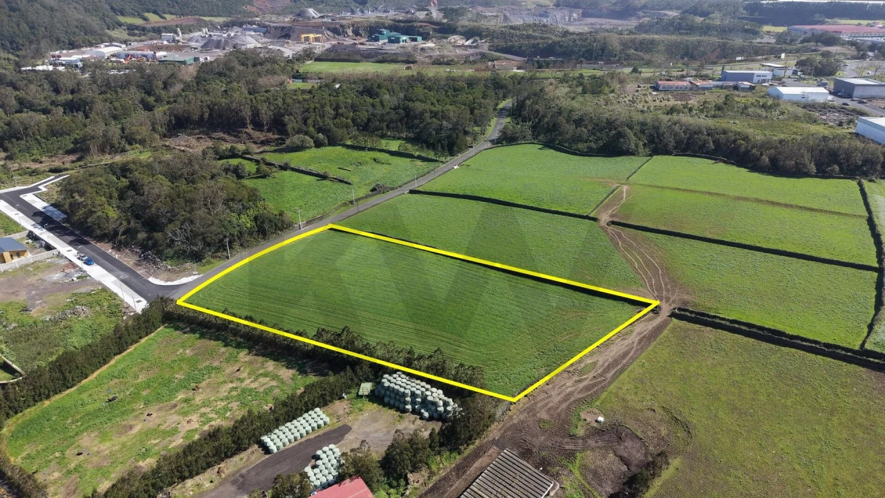 Terreno para Venda em Rabo de Peixe Foto 5