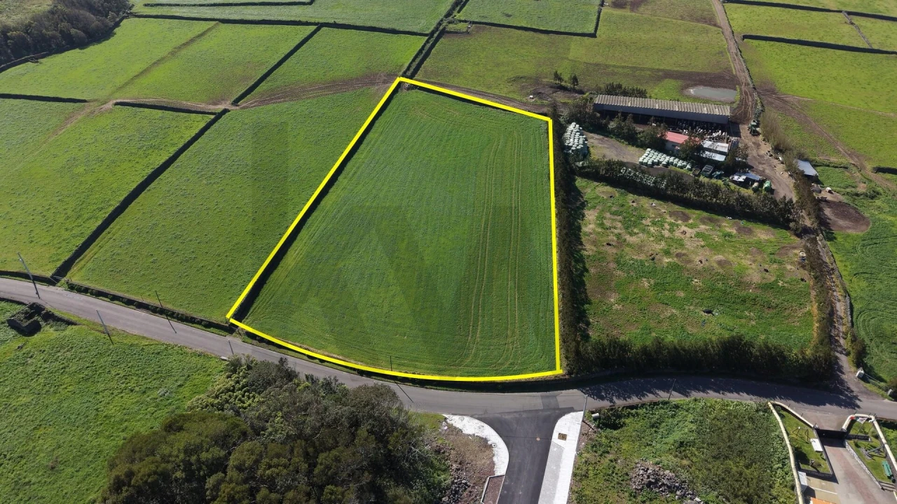 Terreno para Venda em Rabo de Peixe Foto 1