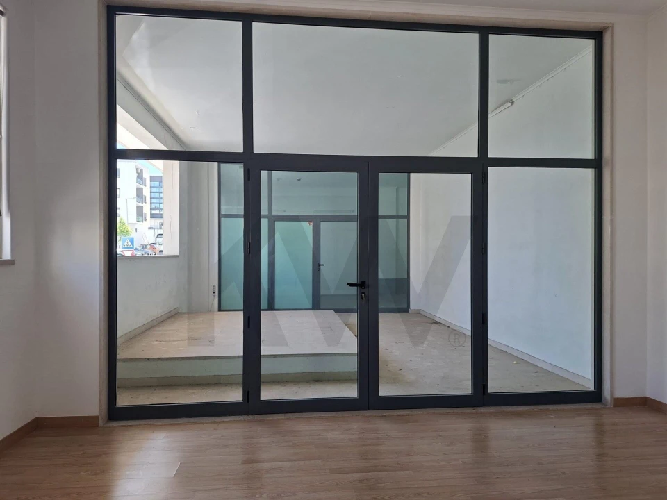 Loja para Venda em Santo António dos Cavaleiros e Frielas Foto 2